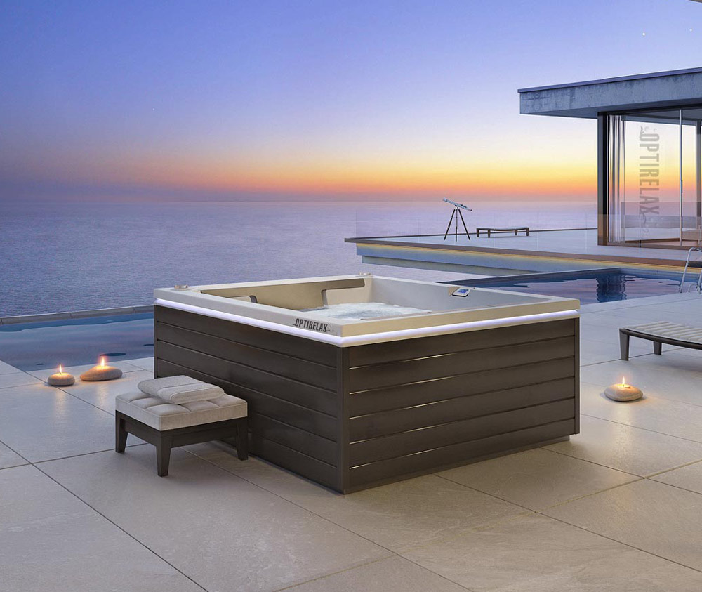 Outdoor Whirlpool OPTIRLAX Design Line L4 auf der Terrasse einer Luxus Villa am Meer